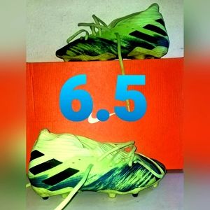 Soccer shoes